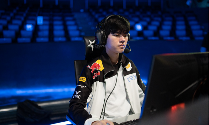 DRX血洗DFM，Keria关键团战开团秒人顶尖较量八强赛，点燃全场激情