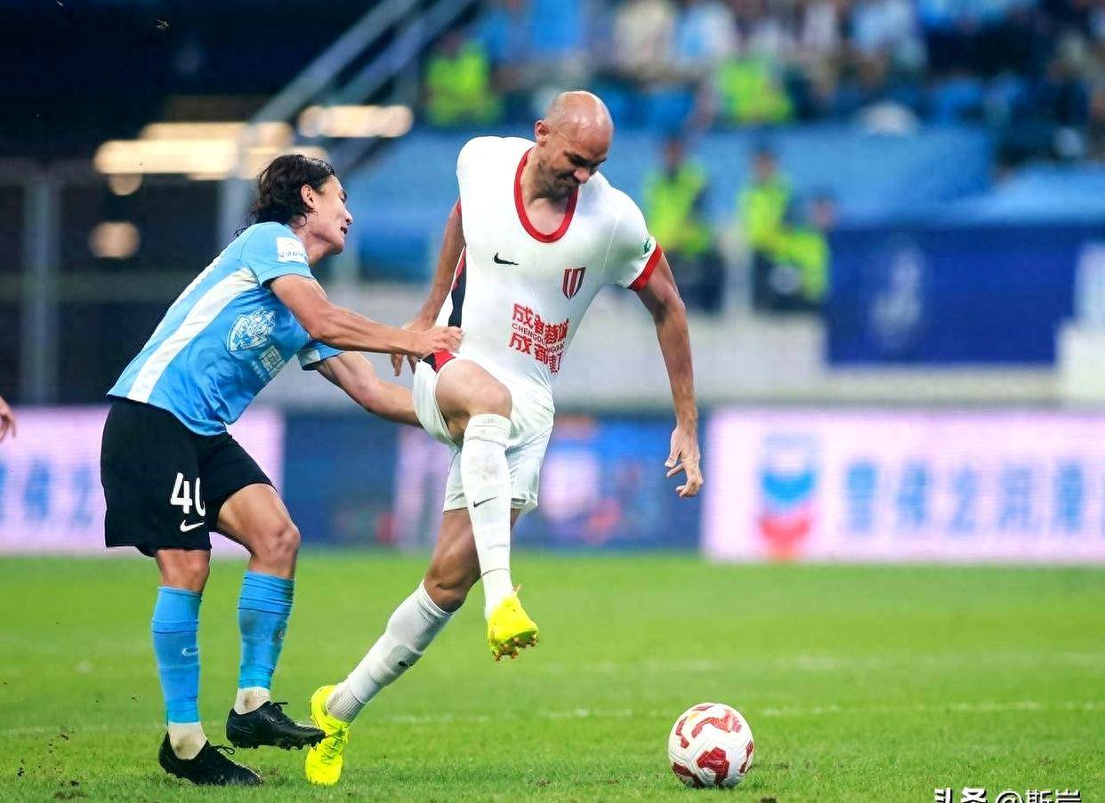 大连一方迎来胜利,球迷欢呼雀跃,势不可挡 大连一方迎来胜利,球迷欢呼雀跃,势不可挡