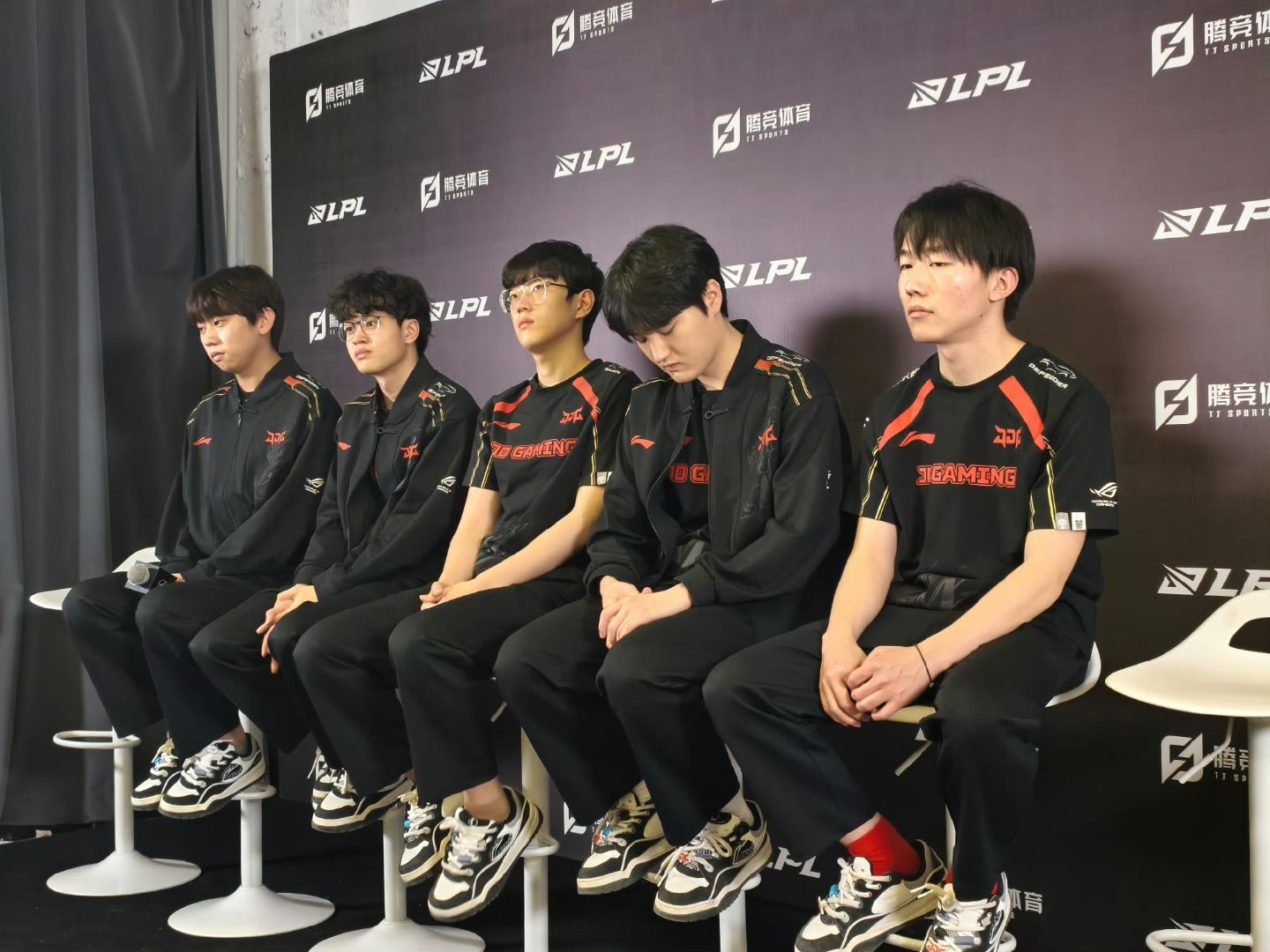 JDG血洗EDG,BDD团战一打五强强对话四强赛,点燃全场激情 JDG血洗EDG,BDD团战一打五强强对话四强赛,点燃全场激情